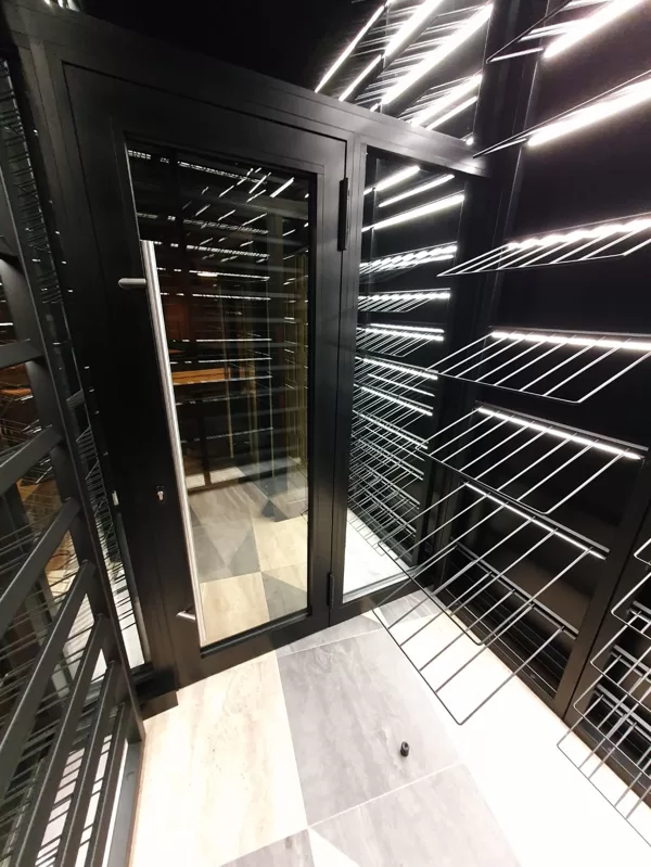Vīna plauktu LED Apgaismojums Restorānā, Zunda Towers